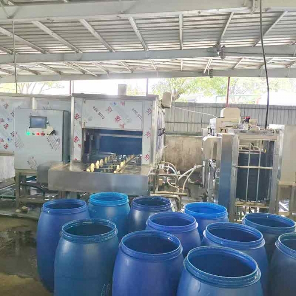 廣東德美精細(xì)化工集團(tuán)股份有限公司隧道式洗桶機(jī)，桶蓋清洗機(jī)使用現(xiàn)場(chǎng)